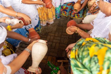 Saubara, Bahia, Brezilya - 12 Haziran 2022: Bom Jesus dos Pobre ilçesindeki dini evde ibadet eden Candomble üyeleri.