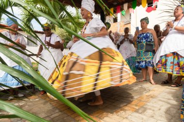 Saubara, Bahia, Brezilya - 12 Haziran 2022: Bom Jesus dos Pobre ilçesindeki dini evde ibadet eden Candomble üyeleri.
