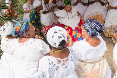 Saubara, Bahia, Brezilya - 12 Haziran 2022: Candomble üyeleri Bom Jesus dos Pobre ilçesindeki dini evde dans edip şarkı söylüyorlar.