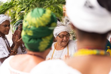 Saubara, Bahia, Brezilya - 12 Haziran 2022: Bom Jesus dos Pobre ilçesindeki dini evde ibadet eden Candomble üyeleri.