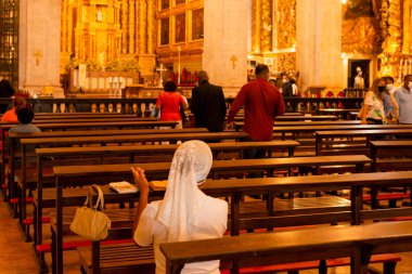 Salvador, Bahia, Brezilya - 16 Haziran 2022; Brezilya 'nın Salvador kentindeki Largo do Pelourinho kilisesinde dua eden Katolik ve rahipler.