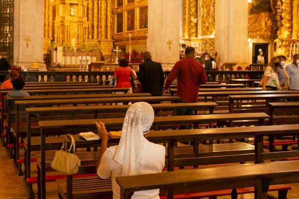Salvador Bahía Brasil Junio 2022 Católicos Sacerdotes Rezando Dentro Catedral — Foto de Stock