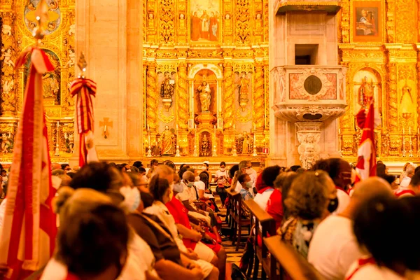 ブラジル バヒア サルバドール2022年6月16日ブラジル サルバドールのラルゴ ペルーリーニョ大聖堂内で祈るカトリックと聖職者 — ストック写真