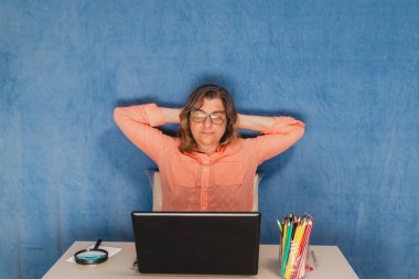 Ev ya da ofis bilgisayarlı mutlu bir kadın. İş, insan ve teknoloji kavramı.