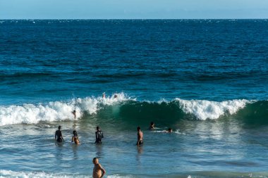 Salvador, Bahia, Brezilya - 22 Ekim 2022: İnsanlar Salvador, Bahia 'daki Farol da Barra plajında yüzüyorlar.
