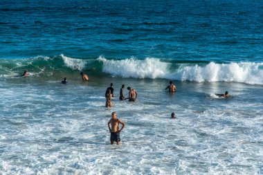 Salvador, Bahia, Brezilya - 22 Ekim 2022: İnsanlar Salvador, Bahia 'daki Farol da Barra plajında yüzüyorlar.