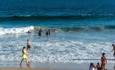 Salvador, Bahia, Brezilya - 22 Ekim 2022: İnsanlar Salvador, Bahia 'daki Farol da Barra plajında yüzüyorlar.