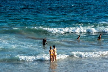 Salvador, Bahia, Brezilya - 22 Ekim 2022: İnsanlar Salvador, Bahia 'daki Farol da Barra plajında yüzüyorlar.
