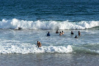 Salvador, Bahia, Brezilya - 22 Ekim 2022: İnsanlar Salvador, Bahia 'daki Farol da Barra plajında yüzüyorlar.