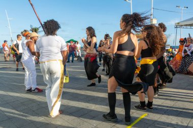 Salvador, Bahia, Brezilya - 22 Ekim 2022: İnsanlar Salvador, Brezilya 'daki Farol da Barra Meydanı' nda Samba ve Capoeira ile sokak dansı yapıyor.