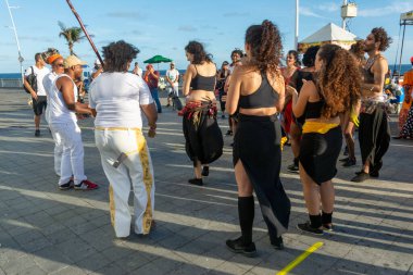 Salvador, Bahia, Brezilya - 22 Ekim 2022: İnsanlar Salvador, Brezilya 'daki Farol da Barra Meydanı' nda Samba ve Capoeira ile sokak dansı yapıyor.