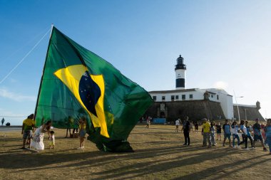 Salvador, Bahia, Brezilya - 22 Ekim 2022: Brezilya Cumhurbaşkanı Jair Bolsonaro 'nun destekçileri, Salvador, Bahia' daki Farol da Barra meydanına büyük bir Brezilya bayrağı dikti..