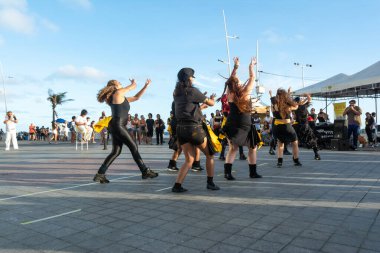 Salvador, Bahia, Brezilya - 22 Ekim 2022: Salvador 'daki Farol da Barra meydanında dans eden kadınlar.