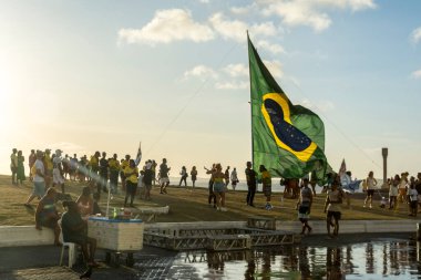 Salvador, Bahia, Brezilya - 22 Ekim 2022: Brezilya Cumhurbaşkanı Jair Bolsonaro 'nun destekçileri, Salvador' daki Farol da Barra Meydanı 'na büyük bir Brezilya bayrağı dikerek protesto etti..