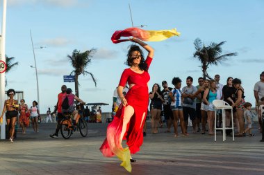 Salvador, Bahia, Brezilya - 22 Ekim 2022: Brezilya, Salvador 'da Farol da Barra meydanında sokak dansı yapan bir dansçı.