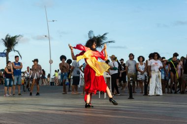 Salvador, Bahia, Brezilya - 22 Ekim 2022: Brezilya, Salvador 'da Farol da Barra meydanında sokak dansı yapan bir dansçı.