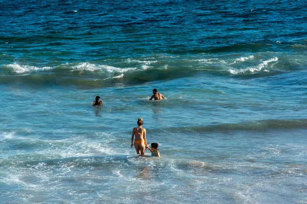 Salvador, Bahia, Brezilya - 22 Ekim 2022: İnsanlar Salvador, Bahia 'daki Farol da Barra plajında yüzüyorlar.