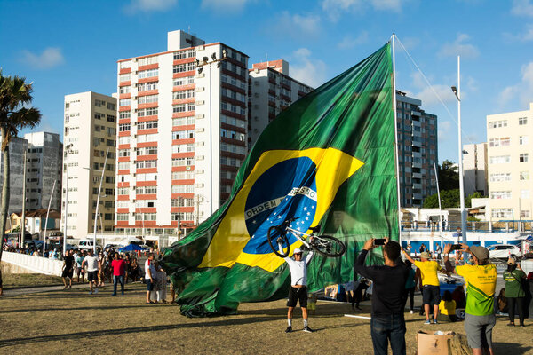 Сальвадор, Баия, Бразилия - 22 октября 2022 года: Сторонники президента Бразилии Джейра Болсонаро протестуют, разместив большой бразильский флаг на площади Фарол да Барра в Сальвадоре.