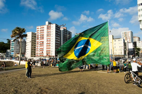 ブラジル バヒア州サルバドール 2022年10月22日 ブラジル大統領ジャール ボルソナーロの支持者は サルバドールのファロル バラ広場に大きなブラジルの旗を置くことで抗議 — ストック写真