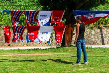 Salvador, Bahia, Brezilya - 1 Nisan 2018: Fonte Nova Arena 'da Esporte Clube Bahia futbol takımının gömlek ve bayraklarıyla destekçileri. Salvador, Bahia.