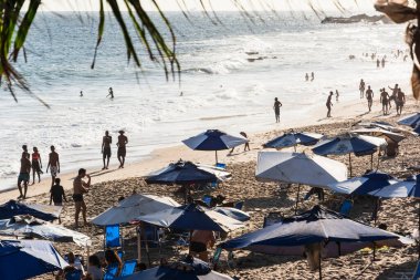 Salvador, Bahia, Brezilya - 22 Ekim 2022: Yoğun bir bahar gününde Brezilya 'nın Salvador kentindeki Farol da Barra plajında insanların boş vakitlerinde olduğu plaj sahnesi.