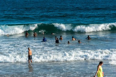 Salvador, Bahia, Brezilya - 22 Ekim 2022: İnsanlar Salvador, Bahia 'daki Farol da Barra plajında yüzüyorlar.