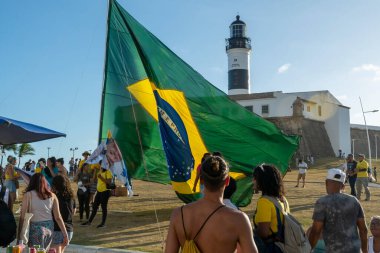 Salvador, Bahia, Brezilya - 22 Ekim 2022: Brezilya Cumhurbaşkanı Jair Bolsonaro 'nun destekçileri, Salvador, Bahia' daki Farol da Barra meydanına büyük bir Brezilya bayrağı dikti..