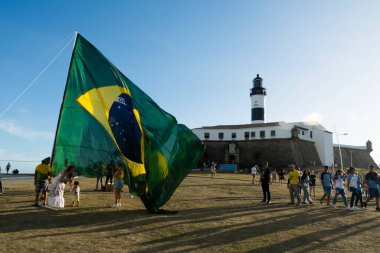 Salvador, Bahia, Brezilya - 22 Ekim 2022: Brezilya Cumhurbaşkanı Jair Bolsonaro 'nun destekçileri, Salvador, Bahia' daki Farol da Barra meydanına büyük bir Brezilya bayrağı dikti..