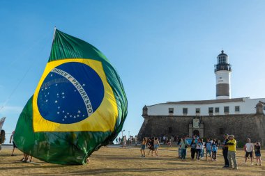 Salvador, Bahia, Brezilya - 22 Ekim 2022: Brezilya Cumhurbaşkanı Jair Bolsonaro 'nun destekçileri, Salvador, Bahia' daki Farol da Barra meydanına büyük bir Brezilya bayrağı dikti..
