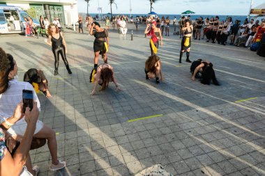Salvador, Bahia, Brezilya - 22 Ekim 2022: Salvador 'daki Farol da Barra meydanında dans eden kadınlar.