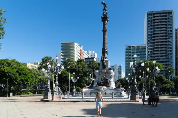 Salvador, Bahia, Brezilya - 09 Nisan 2022: Kadın Salvador turizm merkezinin yakınında yürüyor. Bahia, Brezilya 'nın bağımsızlığı için mücadele eden kahramanların anıtı..