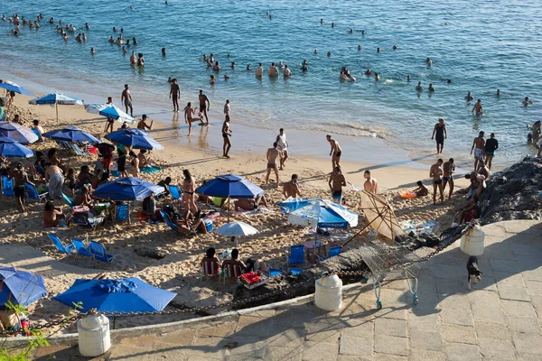 Salvador Bahia Brazilië April 2022 Brazilianen Toeristen Baden Het Strand — Stockfoto