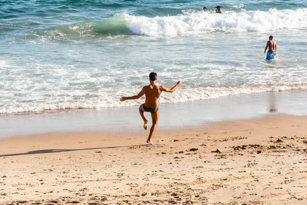 Сальвадор Баия Бразилия Октября 2022 Мужчина Делает Упражнения Йоги Песке — стоковое фото