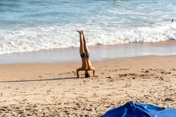 Salvador Bahia Brazil October 2022 Man Does Yoga Exercises Sand — Stock Photo, Image