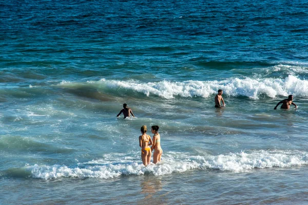 Salvador Bahia Brasilien Oktober 2022 Folk Badar Havet Vid Stranden — Stockfoto