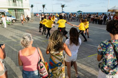 Salvador, Bahia, Brezilya - 22 Ekim 2022: Salvador 'daki Farol da Barra meydanında dans eden kadınlar.