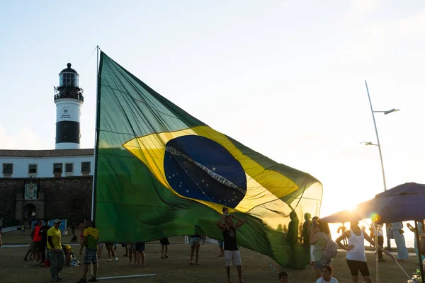 ブラジル バヒア州サルバドール2022年10月22日 ブラジル大統領ジャール ボルソナーロの支持者は バヒア州サルバドールのファロル バラ広場に大きなブラジル国旗を掲揚 — ストック写真