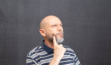 Klasik çizgili gömlekli neşeli, sakallı iş adamı el hareketi yapıyor. Gri arka plan stüdyo resminde izole edilmiş. Başarı kariyer zenginlik kavramı