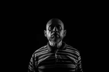 Sakallı, kel, olgun ve rahat gömlekli bir adam. Siyah beyaz portre. Endişeliyim. Düşünüldü.