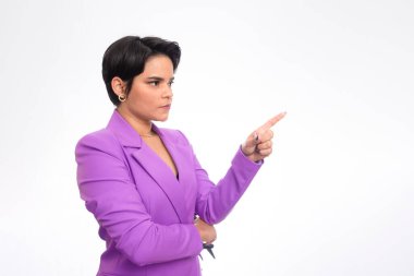 Kendine güvenen güzel iş kadını çalışmaya hazır. Güven ve yeterlilik kavramı. İzole edilmiş kadın portresi.