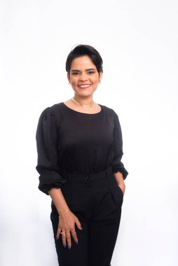 Kendine güvenen güzel iş kadını çalışmaya hazır. Güven ve yeterlilik kavramı. İzole edilmiş kadın portresi.