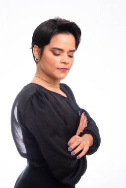 Kendine güvenen güzel iş kadını çalışmaya hazır. Güven ve yeterlilik kavramı. İzole edilmiş kadın portresi.