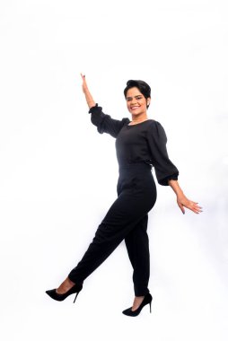 Kendine güvenen güzel iş kadını çalışmaya hazır. Güven ve yeterlilik kavramı. İzole edilmiş kadın portresi.