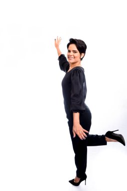 Kendine güvenen güzel iş kadını çalışmaya hazır. Güven ve yeterlilik kavramı. İzole edilmiş kadın portresi.