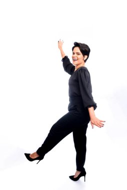 Kendine güvenen güzel iş kadını çalışmaya hazır. Güven ve yeterlilik kavramı. İzole edilmiş kadın portresi.