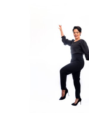 Kendine güvenen güzel iş kadını çalışmaya hazır. Güven ve yeterlilik kavramı. İzole edilmiş kadın portresi.