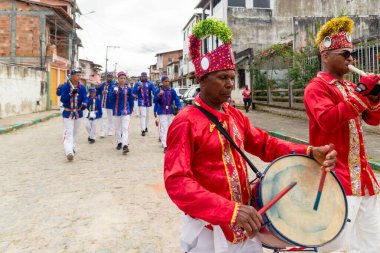 Saubara, Bahia, Brezilya - 6 Ağustos 2022: Encontro de Chegancas, Saubara Bahia 'da kültürel etkinlik üyeleri, şehrin sokaklarında dans ve şarkı söyleyerek geçit töreni düzenlediler..