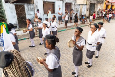Saubara, Bahia, Brezilya - 06 Ağustos 2022: Encontro de Chegancas, Saubara Bahia 'daki kültürel etkinliğin kadın üyeleri, kentin sokaklarında dans edip şarkı söylüyorlar.