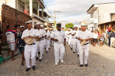 Saubara, Bahia, Brezilya - 06 Ağustos 2022: Encontro de Chegancas kültür grubu üyeleri beyaz kıyafetler giyer ve perküsyon enstrümanları çalarlar. Saubara, Bahia.