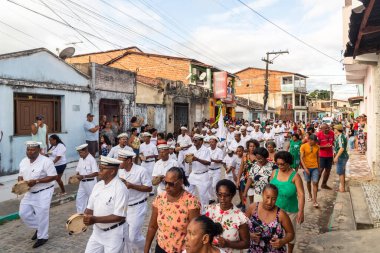 Saubara, Bahia, Brezilya - 06 Ağustos 2022: Encontro de Chegancas kültür grubu üyeleri beyaz kıyafetler giyer ve perküsyon enstrümanları çalarlar. Saubara, Bahia.